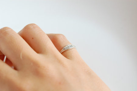 シンプルなピンキーリング　着けたときのイメージ