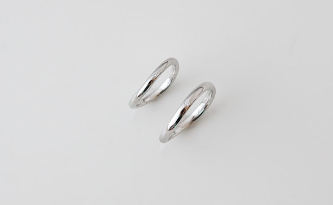 シンプルな緩やか波ラインの結婚指輪