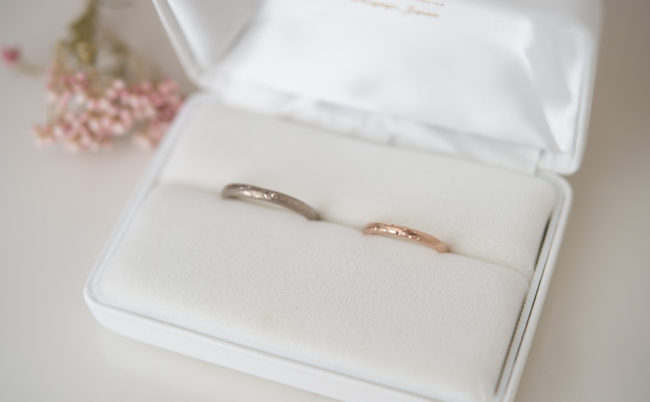 草花の彫りの結婚指輪