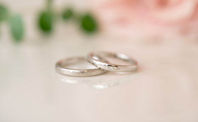 槌目模様の入ったプラチナの結婚指輪