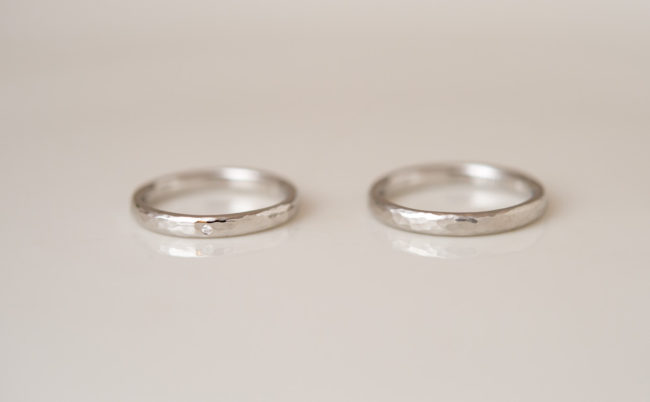 槌目模様の入ったプラチナの結婚指輪