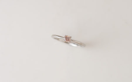 ミルキーピンクナチュラルダイヤモンドの婚約指輪