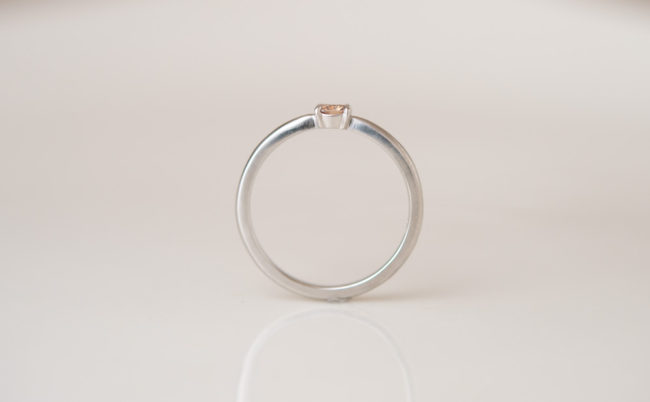 ミルキーピンクナチュラルダイヤモンドの婚約指輪