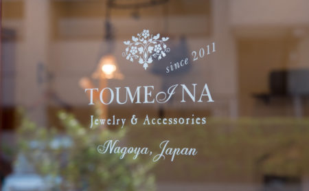 カッティングシート貼りました。