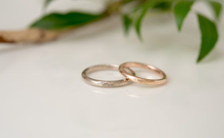 木肌模様と稜線の刻印の結婚指輪