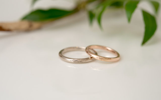 木肌模様と稜線の刻印の結婚指輪