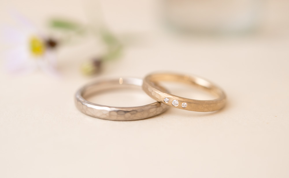 槌目模様と手彫り模様の結婚指輪