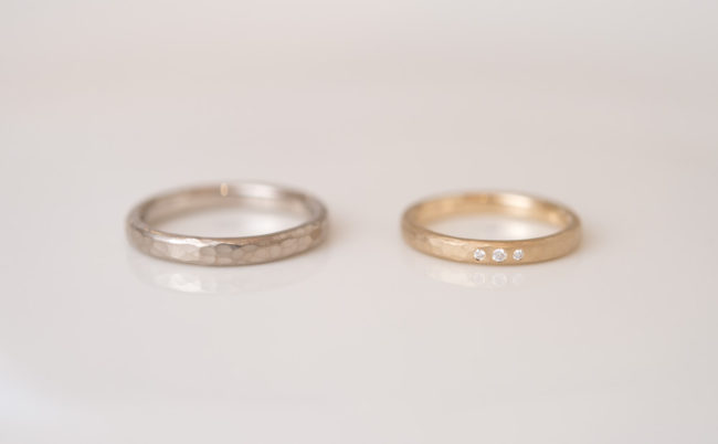 槌目模様と手彫り模様の結婚指輪