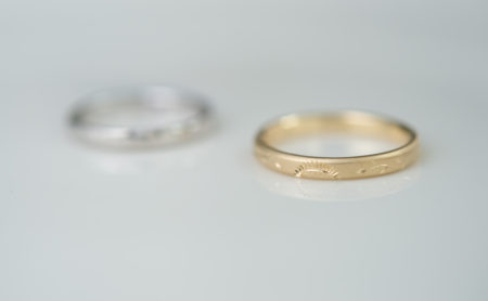 向日葵と槌目模様の結婚指輪