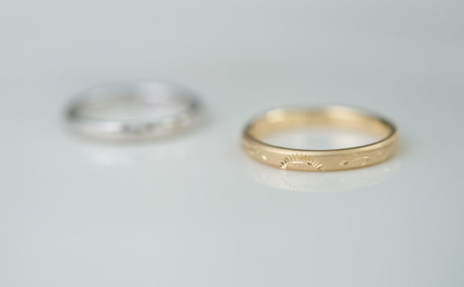 向日葵と槌目模様の結婚指輪