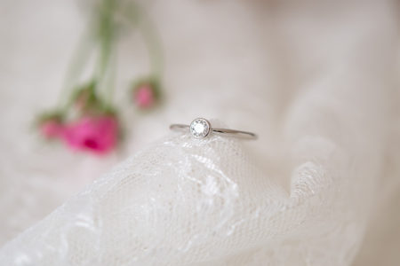 シンプルで可愛らしい、婚約指輪