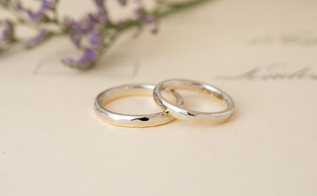 プラチナとゴールドのコンビ結婚指輪