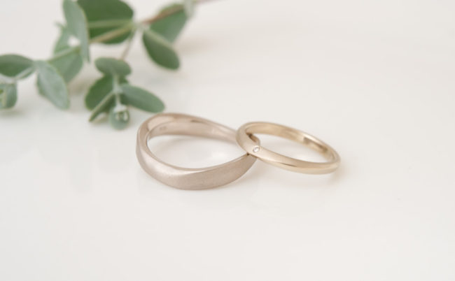 ふたりでつくる結婚指輪 - ひねりと波ラインの個性ある結婚指輪