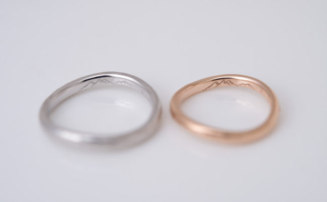 槌目模様の波ライン結婚指輪