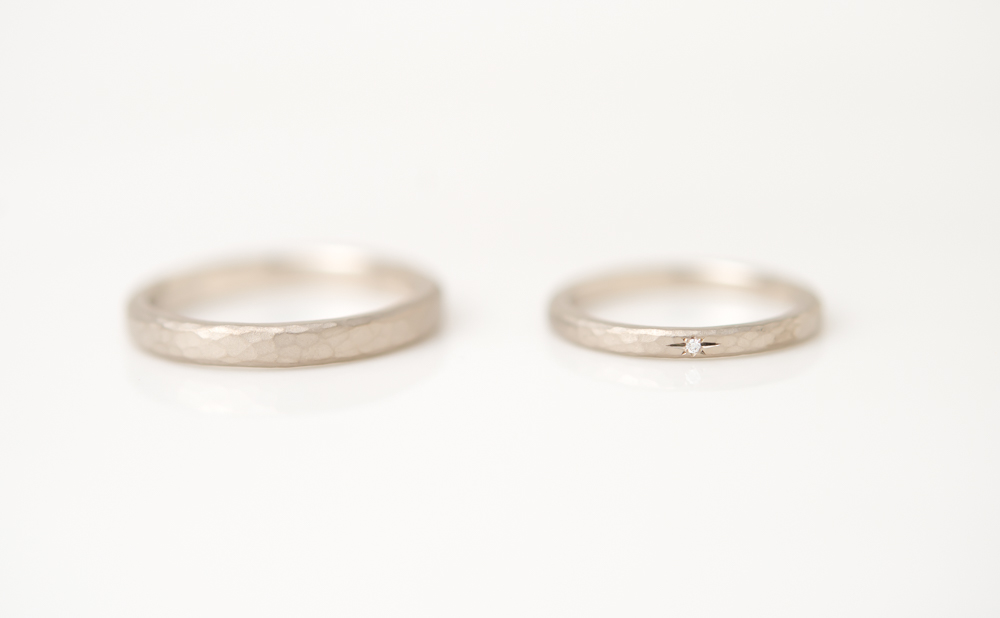 槌目模様とつや消しのシックなK18ホワイトゴールド結婚指輪 | Toumeina 