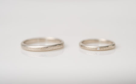 槌目模様×レールのK18WG結婚指輪
