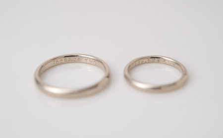 槌目模様×レールのK18WG結婚指輪
