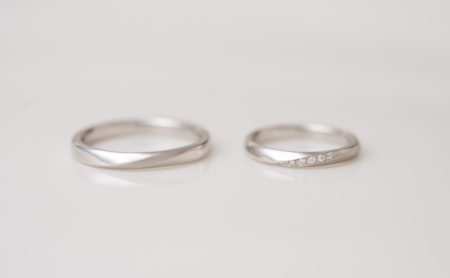 捻りのあるプラチナの結婚指輪