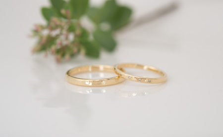 ブラウダイヤモンドと槌目模様の結婚指輪 - 刻印を自分たちで