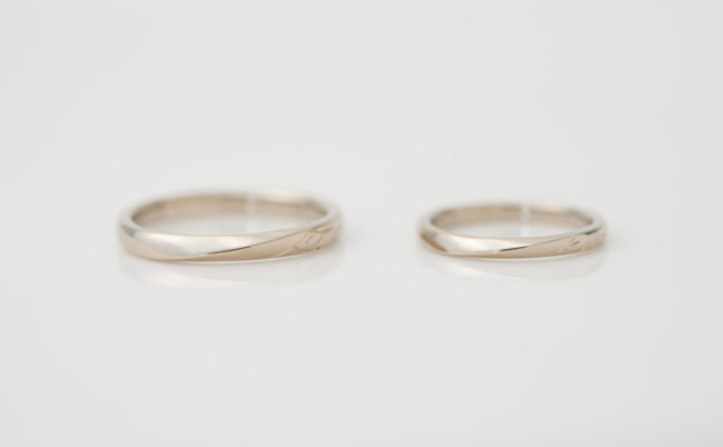 捻りとイニシャル彫りのK18WG結婚指輪
