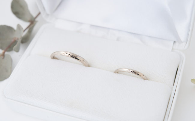 捻りとイニシャル彫りのK18WG結婚指輪