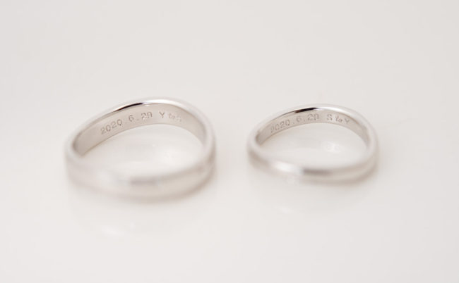 波ラインとミルグレインのプラチナ結婚指輪