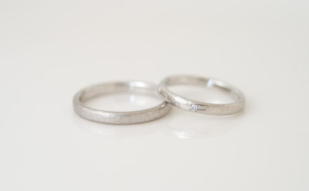 山のイラストが入った槌目模様のプラチナ結婚指輪