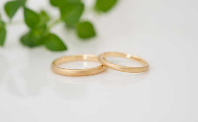 シンプルなK18YGの結婚指輪