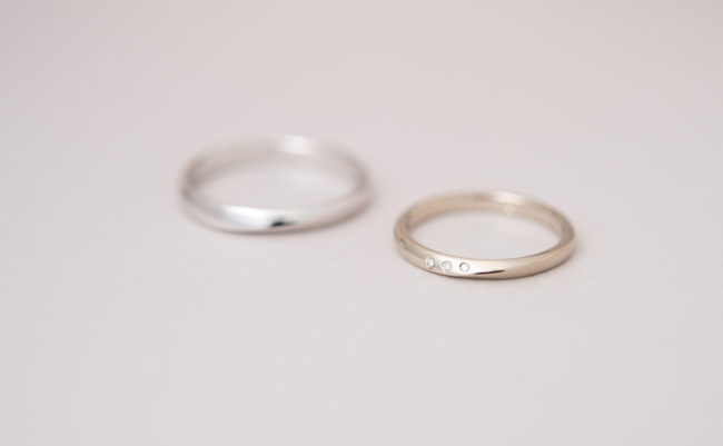 ダイヤモンドが3石並んだ捻りの結婚指輪