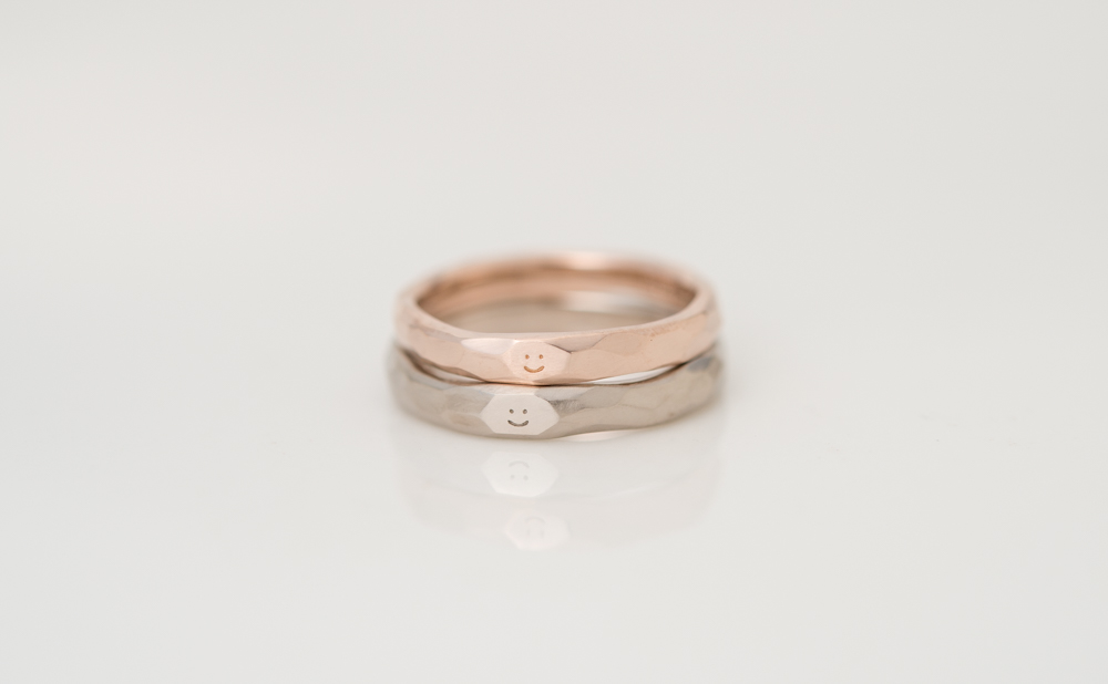 手彫りニコニコマークのK18WG・K18PG ラフ結婚指輪
