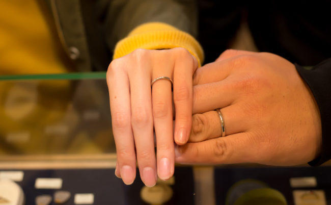5石のダイヤモンドが輝くプラチナ結婚指輪