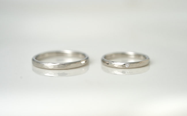 フラットな槌目模様のプラチナ結婚指輪