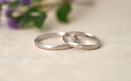 フラットな槌目模様のプラチナ結婚指輪