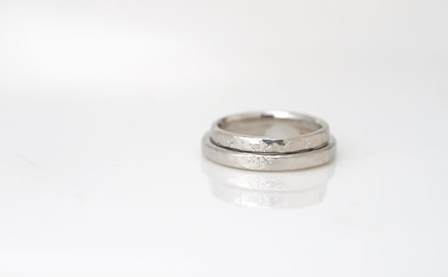 ふたりでつくる結婚指輪 - 槌目模様と雪の結晶の結婚指輪