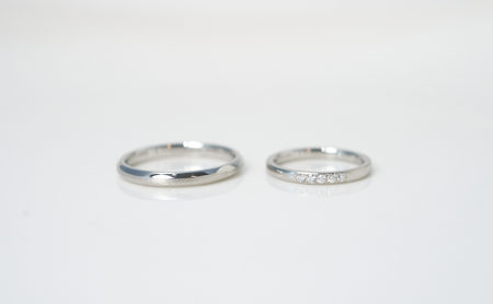 5石のダイヤモンドが入った平甲丸リングとレールのプラチナ結婚指輪