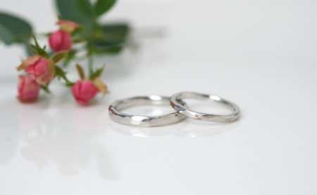 自然な揺らぎのあるラフ プラチナ結婚指輪