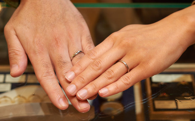 自然な揺らぎのあるラフ プラチナ結婚指輪