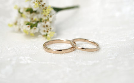 シンプルなK18シャンパンゴールドの結婚指輪