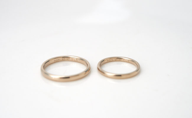 シンプルなK18シャンパンゴールドの結婚指輪