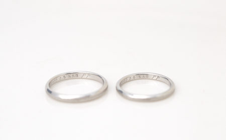 スプーンとフォークの手彫り模様が入ったレール×槌目模様のプラチナ結婚指輪