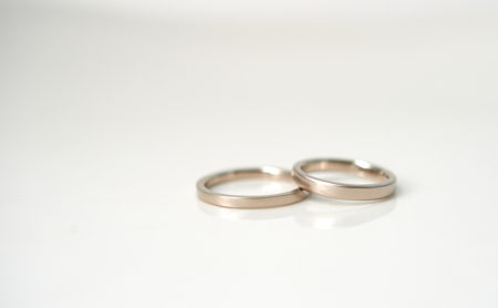 柔らかな角丸と平打ちのK18ホワイトゴールド結婚指輪