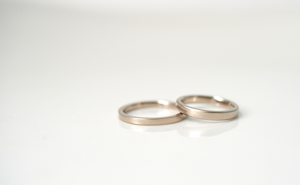 柔らかな角丸と平打ちのK18ホワイトゴールド結婚指輪