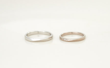 緩やかな捻りのK18WGとプラチナの結婚指輪（ダイヤモンドと草花彫り入り）