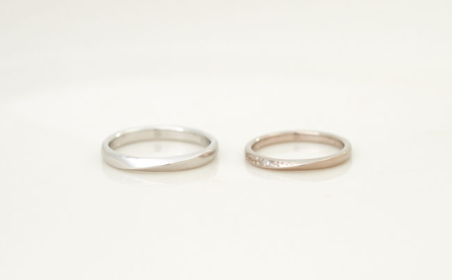 緩やかな捻りのK18WGとプラチナの結婚指輪（ダイヤモンドと草花彫り）