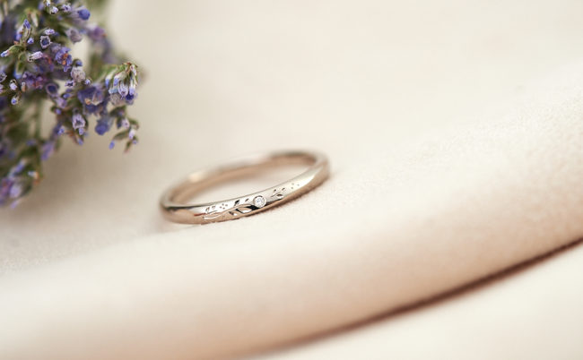 緩やかな捻りのK18WGとプラチナの結婚指輪（ダイヤモンドと草花彫り）