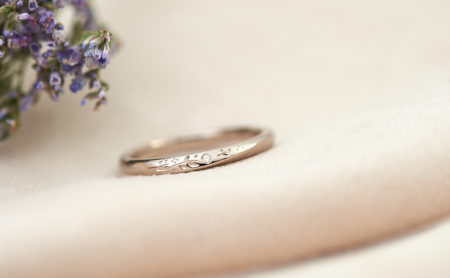 緩やかな捻りのK18WGとプラチナの結婚指輪（ダイヤモンドと草花彫り入り）