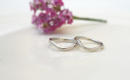 ふたりでつくる結婚指輪 – V字とU字のプラチナ結婚指輪