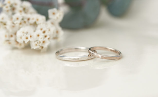 ふたりでつくる結婚指輪 – レール槌目模様プラチナとレールK18WGの結婚指輪
