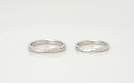 3石のダイヤとテクスチャーの入った穏やかなプラチナ結婚指輪