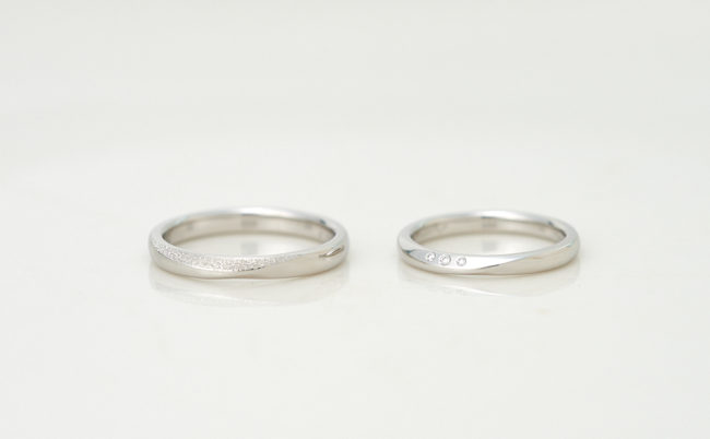 3石のダイヤとテクスチャーの入った穏やかなプラチナ結婚指輪